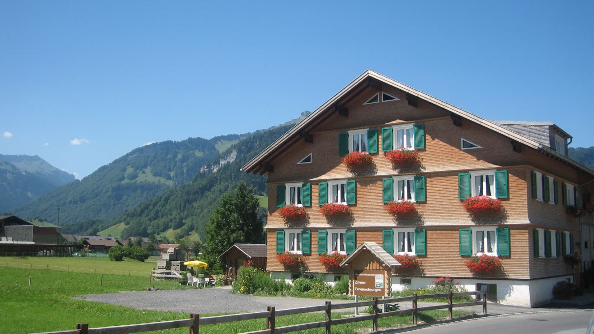Hintergrundbild: Blick aufs Bauernhaus